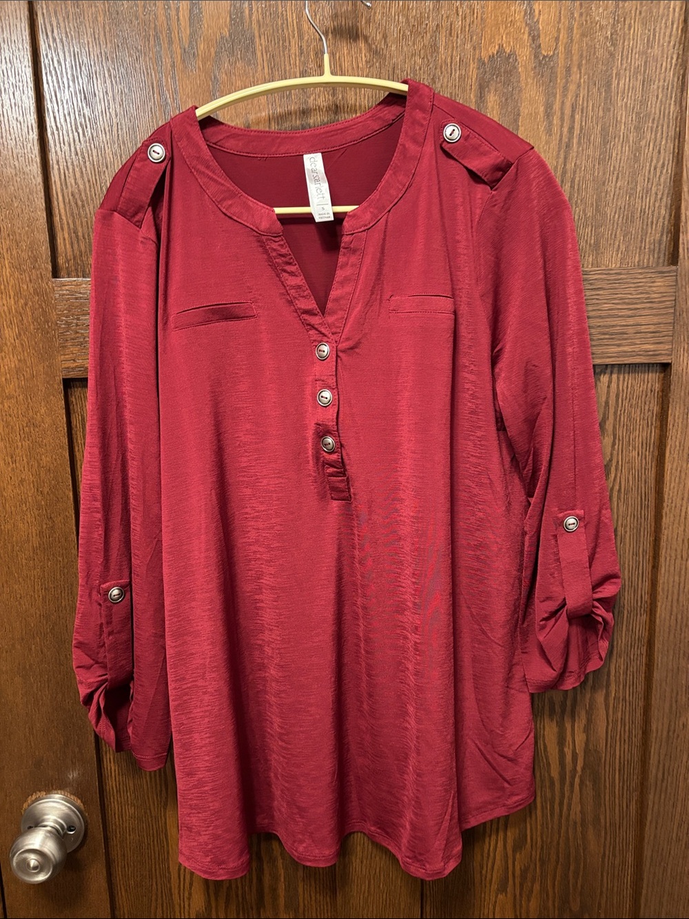 Dear Scarlett Womens Burgundy Button-Front Roll-Sleeve Blouse. Small